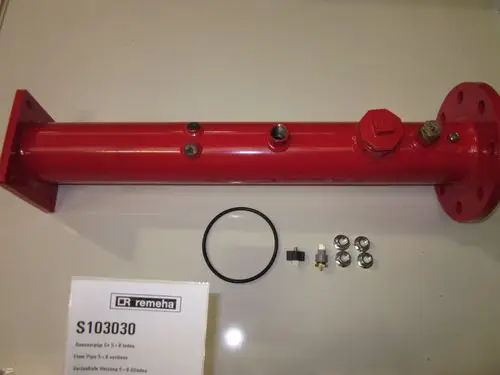 Rotes Rohr mit Anschlussflanschen und Befestigungselementen, hergestellt von Remeha. Enthält verschiedene Adapter und O-Ring, auf einem hellen Untergrund.